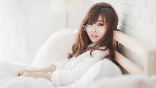 早报｜iPhone 15 Pro 支持录制空间视频／ChatGPT 版微型手机来了／腾讯将在中国独家代理 Meta VR 头显｜未来周报